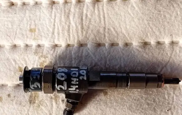 Peugeot 208 Fuel injector 0445110339
