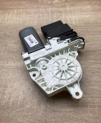 Volkswagen PASSAT B6 Rear door window regulator motor 3C9959704 975281