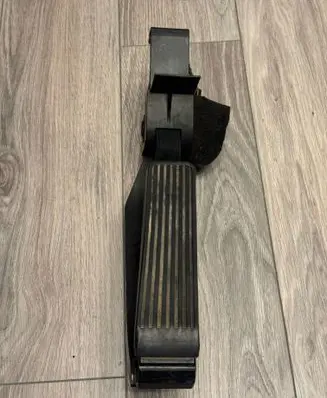 Mercedes-Benz C W203 Accelerator throttle pedal A2113000404