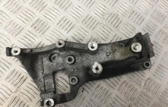 Engine mounting bracket