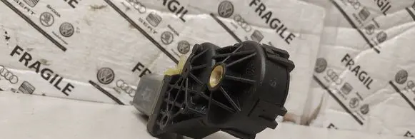 Volkswagen Touareg I Seat adjustment motor 8D0959761E 8300124