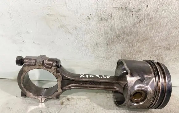 Nissan X-Trail T30 Piston with connecting rod