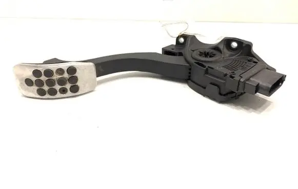 Accelerator throttle pedal