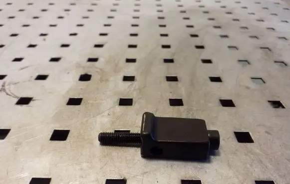 Volkswagen Touareg I Fuel Injector clamp holder