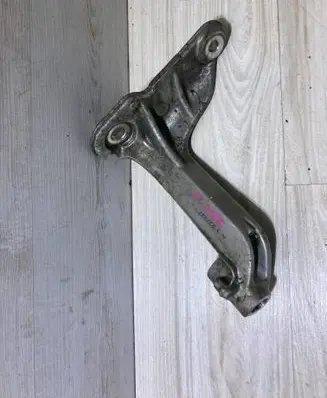 Engine mounting bracket