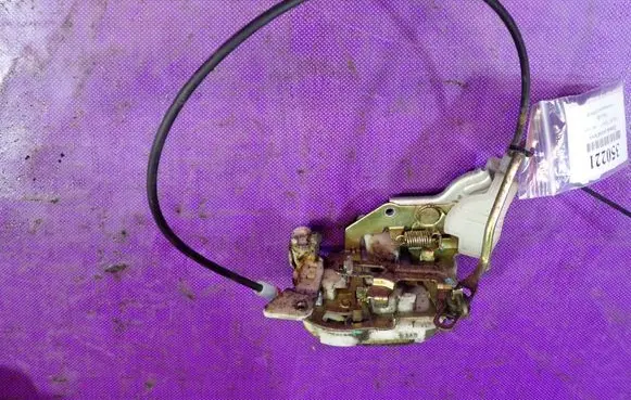 Toyota Yaris Verso Front door lock 