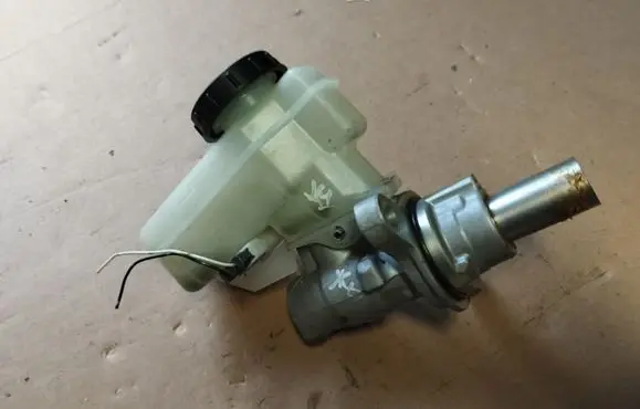 Infiniti G37 Master brake cylinder