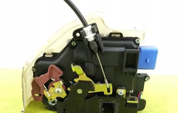 Volkswagen Golf V Front door lock