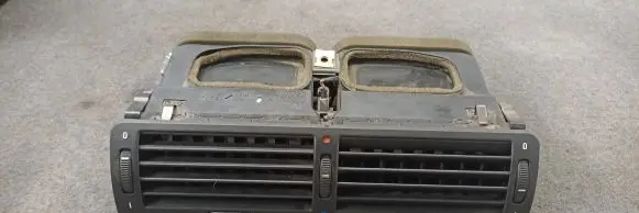 BMW 7 E38 Dash center air vent grill 8390111
