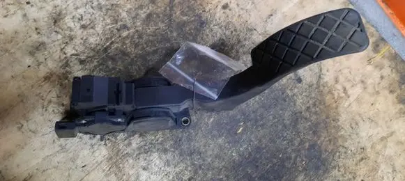 Volkswagen Polo III 6N 6N2 6NF Accelerator pedal position sensor 