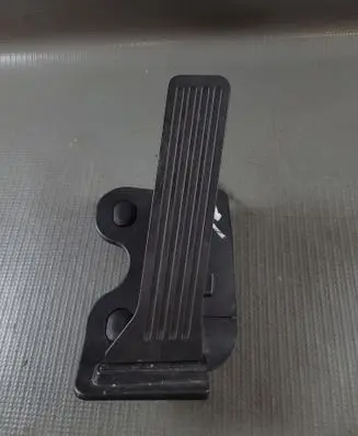 Accelerator throttle pedal