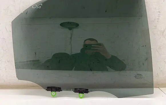 Toyota Yaris XP210 Rear door window glass 43R006723