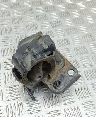 Toyota Avensis T270 Engine mount bracket