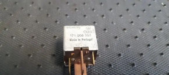 Volkswagen Golf III Other relay 171906383