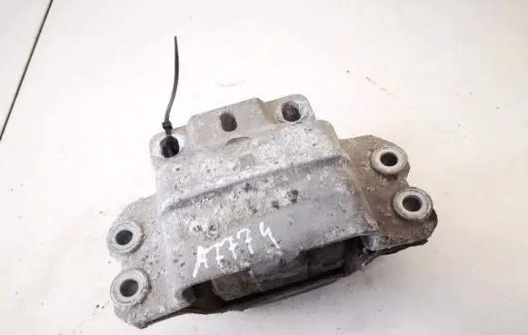 Volkswagen Jetta V Engine mount bracket