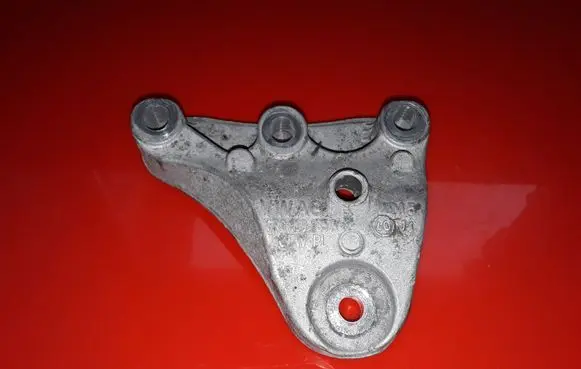 Seat Toledo IV (NH) Engine mounting bracket 6R0199185A
