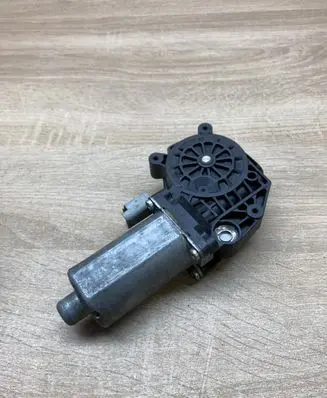 Citroen Xsara Picasso Front door window regulator motor 0130821762