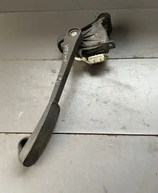 Accelerator throttle pedal
