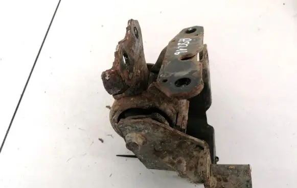 Mazda 6 Engine mount bracket