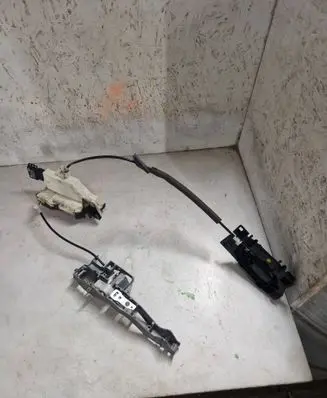 Peugeot 3008 I Front door lock 825158