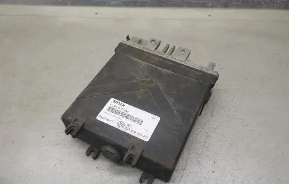 Volkswagen PASSAT B3 Engine control unit/module 0261203204 037906022FM