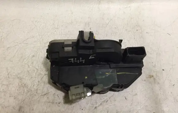 Opel Insignia A Front door lock 11F081