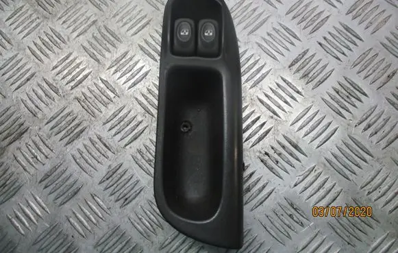 Renault Scenic I Front door window switch trim 7700431172