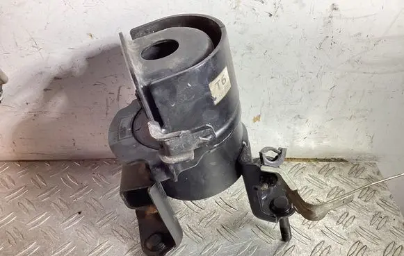 Toyota RAV 4 (XA50) Engine mount bracket 