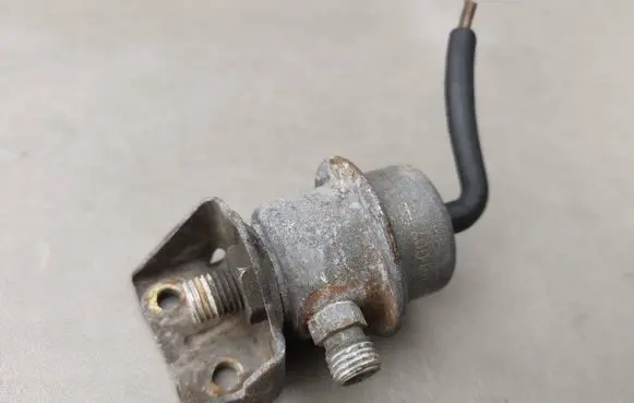 Mercedes-Benz S W126 Fuel pressure regulator 0280161007