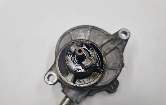 Mercedes-Benz C W203 Vacuum pump A6462300165 6462300165