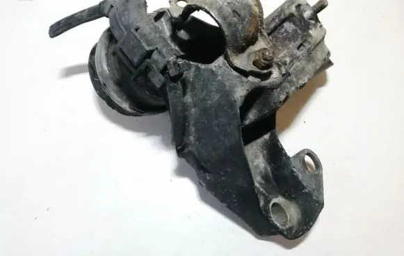 Engine mounting bracket