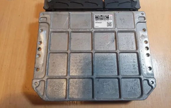 Toyota Avensis T270 Engine control unit/module ECU 89661-05D52 MB275900-1931