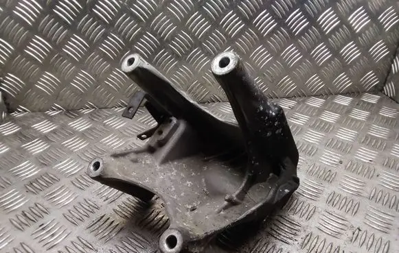 Volkswagen Touareg I Engine mounting bracket 070199308A
