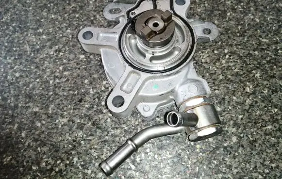 Mazda CX-3 Vacuum pump PE018G00
