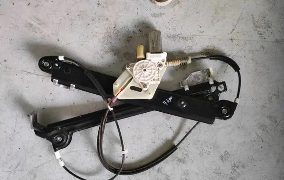 BMW 1 E81 E87 Front door window regulator with motor 