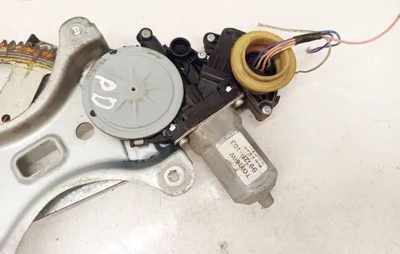Toyota Corolla Verso AR10 Front door window regulator motor 698100F010