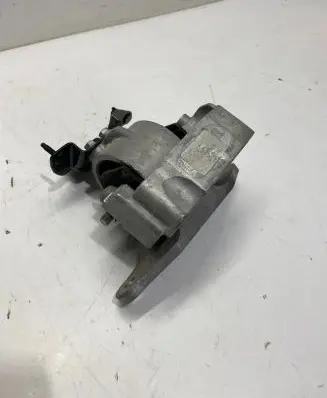 Toyota RAV 4 (XA50) Engine mount bracket