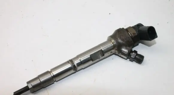 Volkswagen PASSAT B8 Fuel injector 04L130277AC