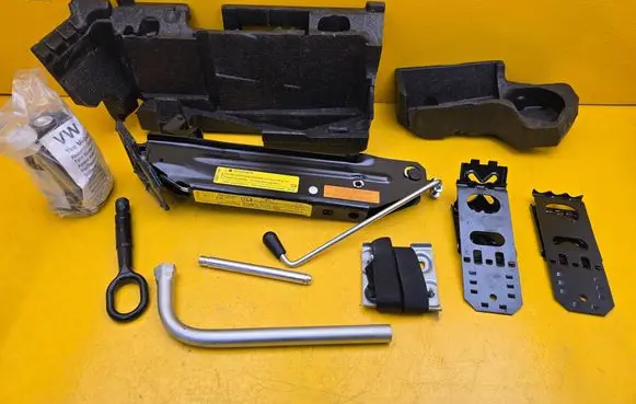 Audi Q5 SQ5 Tool box 8R0012109A