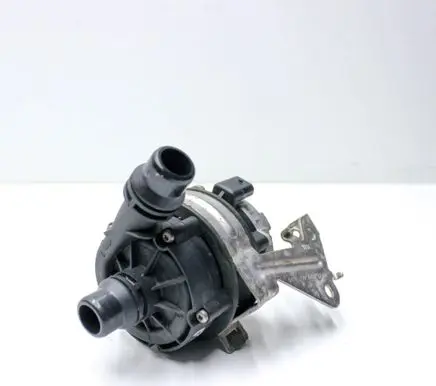 Mercedes-Benz C W205 Water pump A0005002686
