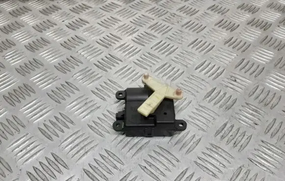 Nissan Almera N16 Central body control module 3T05030820