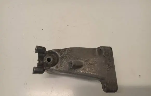 Engine mounting bracket
