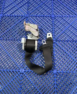 Toyota Auris E180 Middle seatbelt (rear) C7092