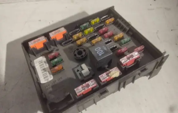 Volkswagen PASSAT B6 Fuse module 3C0937125 63592777