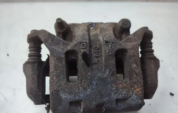Nissan Qashqai+2 Front brake caliper