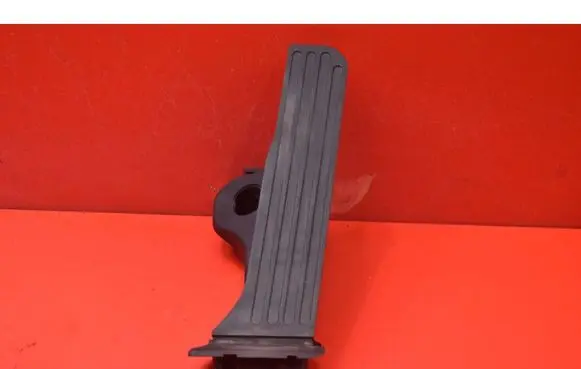 Accelerator throttle pedal