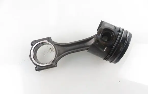 Mitsubishi Outlander Piston with connecting rod