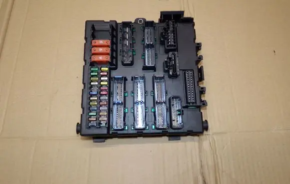 Opel Vectra C Fuse module 13170890CY