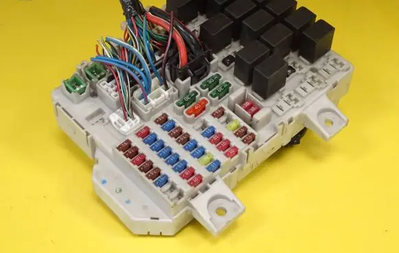 Mitsubishi Colt Fuse module MN108329