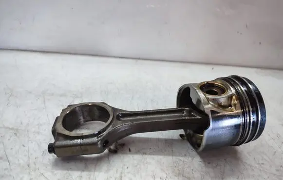 KIA Carens II Piston with connecting rod